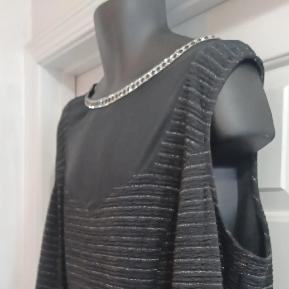 Brianna Milay Chic Black Sleeveless Dress with Chain Detail, 24W - Picture 7 of 10